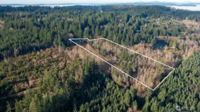 5 Acres, easy on an off island. 3 minutes to the grocery store and dining.