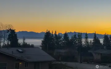 Cascade mountains and Snohomish Valley views