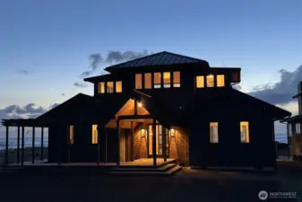 Night & Day... the most stunning home on the Washington coast!