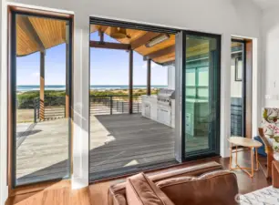 Indoor / outdoor living at the beach