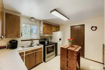 The kitchen has a great outline for yourfuture design ideas.