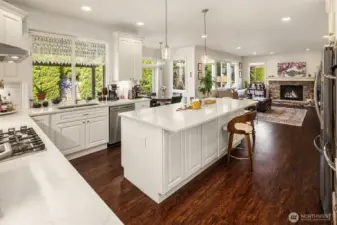 Remodeled kitchen with all new cabinets, Quartz Counter Tops, huge Island w/ breakfast bar area, gas cooktop range /oven with vent hood, and all stainless steel appliances!