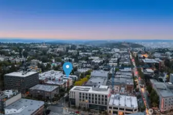 This residence's prime location provides easy access to the city's best spots for dining, entertainment, and culture. Embrace the convenience of city living.
