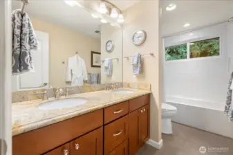 Updated guest bath w/heated floors