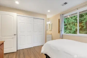 Bedroom w/vanity