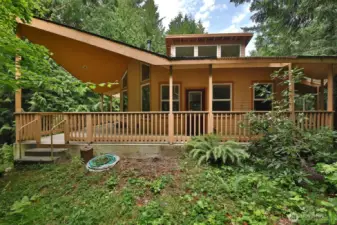 6' covered deck wraps around the entire home