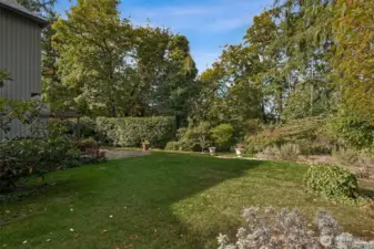 Tucked in at the end of a quiet street this stately property enjoys privacy as it is surrounded by lush evergreens, the home’s natural setting offers a serene first impression. The combination of mature trees and manicured landscaping creates a peaceful “in the woods” feeling right in the heart of Maple Valley. Just minutes from local amenities.