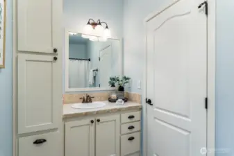 bathroom with tub/shower