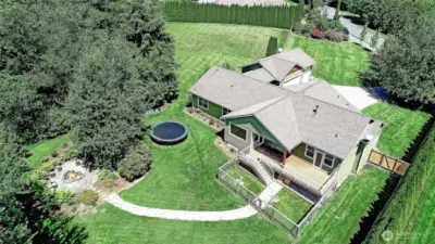 Spacious and private + firepit for outdoor enjoyment