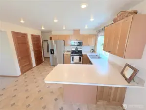 Beachcrest is steps away from Puget Sound & offers the neighborhood a private marina, boat launch, beaches, park/playground, trails, picnic areas & more!