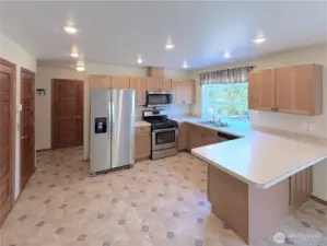 Beachcrest is steps away from Puget Sound & offers the neighborhood a private marina, boat launch, beaches, park/playground, trails, picnic areas & more!