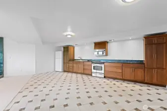 Lower level full kitchen.