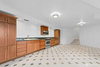 Lower level full kitchen.