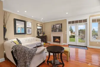 Family Room with balcony access!