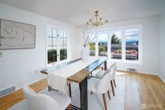 Lake WA and the Cascades to the east. Original Oak floors throughout the main level.
