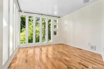 Hardwood floors and walls of windows to enjoy nature and natural light