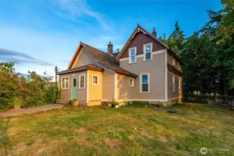 This home has a septic that can support up to 5 bedrooms!