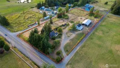 Circular Drive - EASY ACCESS! Boundary lines are approximate. Buyer to verify.