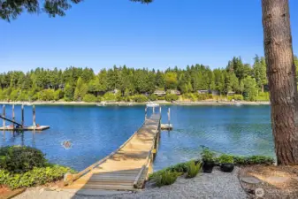 Deep-water dock with a float that has 10+ feet of water at a 0' tide.