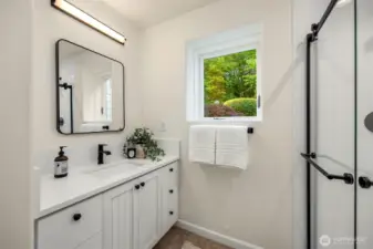 3rd bedroom's ensuite bathroom.