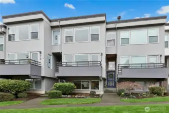 Here's the one you have been waiting for! This townhome has a prime location, just steps from the beach, lake and downtown Kirkland.