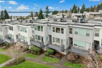 What a great location! Close to downtown Kirkland and Bellevue, the lake, beach, schools, shopping and expressways!