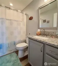 Full bathroom off of the hallway.