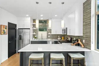 Nice sized kitchen with quartz counter tops.