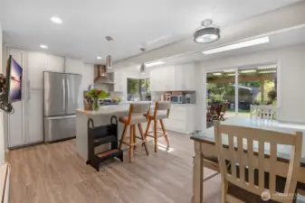 Additional photo of kitchen