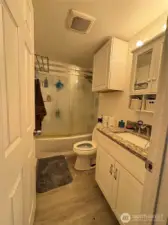 22407 Bathroom