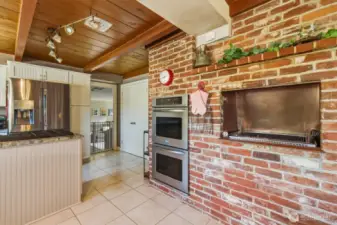 Double Oven. Gas Grill.