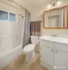 Full bathroom conveniently situated between the bedrooms.