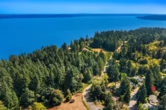 Such a great location - 1.7 miles to town, 2 miles from the Roasterie (morning coffee run), 1.3 miles from KVI beach (the best sandy beach on Vashon, and 1.7 miles from the Vashon School campus.