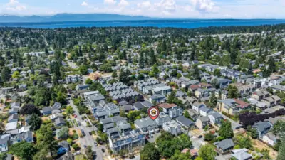 Ideally located in Greenwood where you can enjoy local pubs, restaurants, the Greenwood car show, Phinney Art Walk and much more.