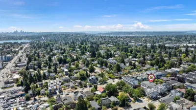 Close in to downtown Seattle and Green Lake, walk to Greenwood Park and all that Greenwood Ave has to offer!