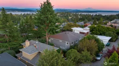 Lovely View Ridge location overlooking Lake WA, Cascades and Mt. Rainier