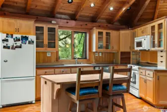 Tree house Kitchen with movable island