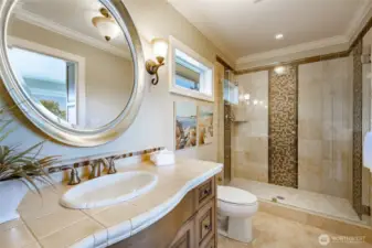 Main floor guest en-suite