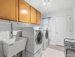 Laundry area w utility sink