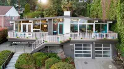 This east-facing, Mid-Century masterpiece captures the morning sun and sweeping Lake Washington views