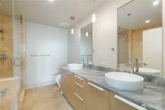 Spa-inspired, 5-piece primary ensuite bath.