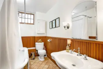 Lower level full bath.