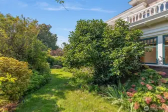 10,000 sq ft lot allows the house to be surrounded by foliage.