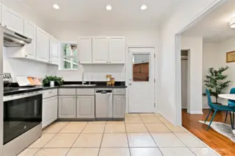 Brand new appliances and a fancy “hands free” faucet. Sensor is on the left.