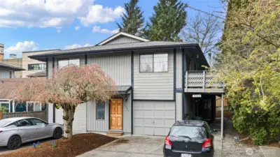 A great triplex just north of Green Lake. It’s convenient for getting to downtown Seattle, Ballard, Green Lake, North Seattle College, & has easy access to I-5.