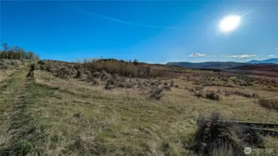 Infrastructure ready. With an access road already in place, this property is prepared for your vision. Save on development costs and start enjoying your land immediately. Easy access to the prime building sites in the heart of the N-area.