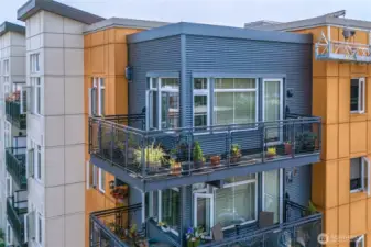 Large wrap-around deck