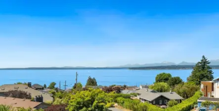 Primary w/ en-suite bath, incredible views & enormous closets