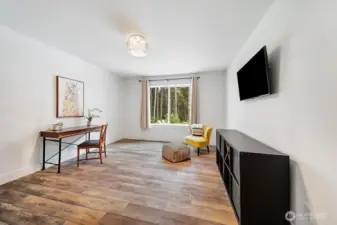 Claim this for your home office ! Big room with great lighting!