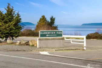 Ideally located, short walk from Harborview Park.